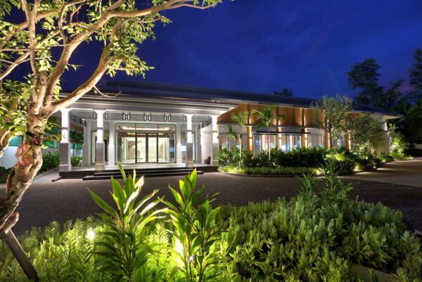 SAii Laguna Phuket bygning oplyst om aftenen