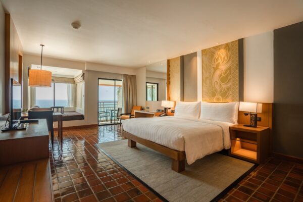 Strandfront hotelværelse i SAii Laguna Phuket med havudsigt og behagelig seng
