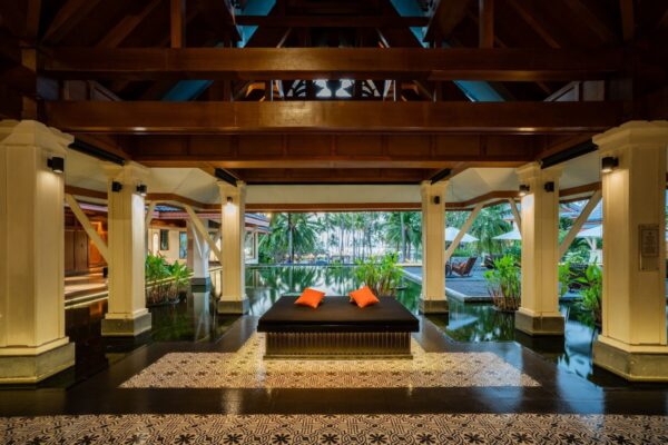 Luksus hotel lobby i SAii Laguna Phuket om natten med moderne indretning, komfortable siddeområder og atmosfærisk belysning.
