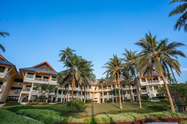 Resort i Laguna Phuket omgivet af palmetræer - SAii
