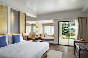 Hotelværelse med stor seng og balkon i SAii Laguna Phuket