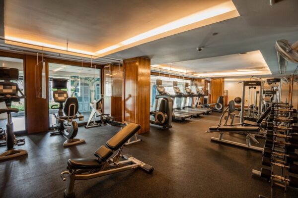 Søgning om det luksuriøse fitnesscenter SAii i Laguna Phuket, der tilbyder et bredt udvalg af træningsudstyr og spejle.