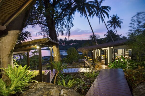 Seaview-feriehus i skumringen på Koh Kood Island. Nyd den rolige scene med solnedgang over havet fra SHANTAA house. Ideel destination for