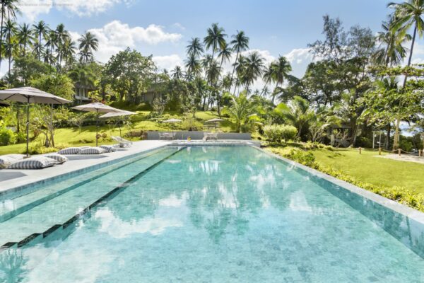 Stille oase resort med swimmingpool og omgivet af palmetræer på Koh Kood, SHANTAA resort