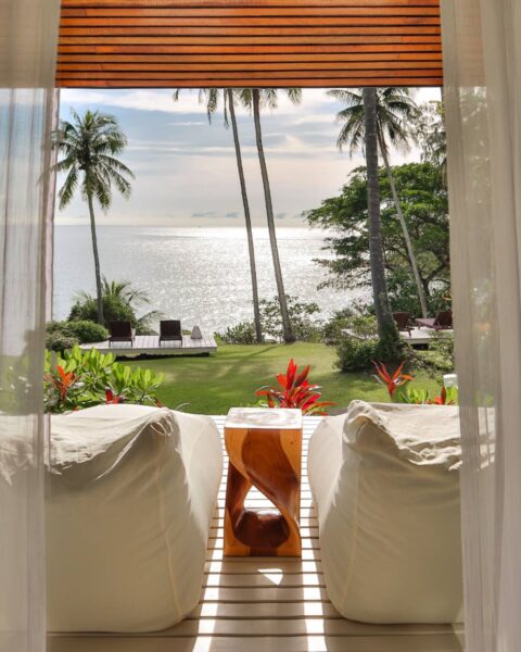 To hvide liggestole på en balkon med havudsigt i Shantaa, Koh Kood