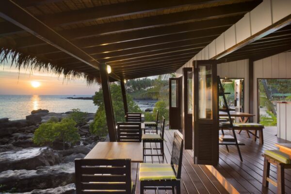 Oceanfront resort med trædæk og udsigt til havet på Koh Kood