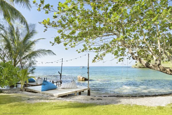 Koh Kood Shantaa Beach træterrasse med blå loungestole