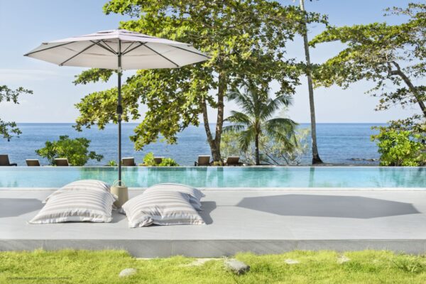 Køb SHANTAA lounge stole og parasol til swimmingpool