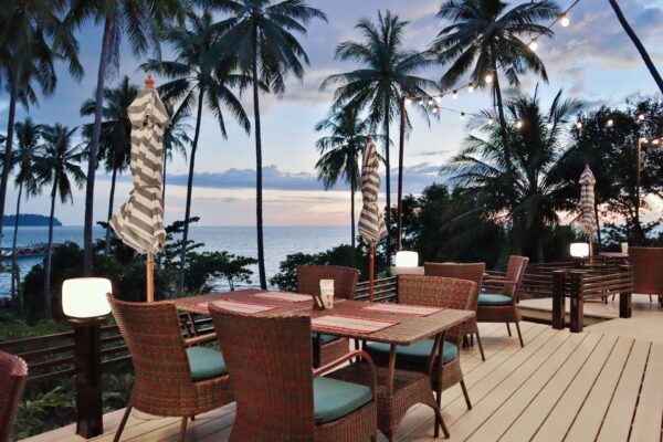Koh Kood oceanside restaurant, Shantaa tilbyder udendørs spisning på et træterrasse med en flot udsigt over havet. Slap af, mens du nyder