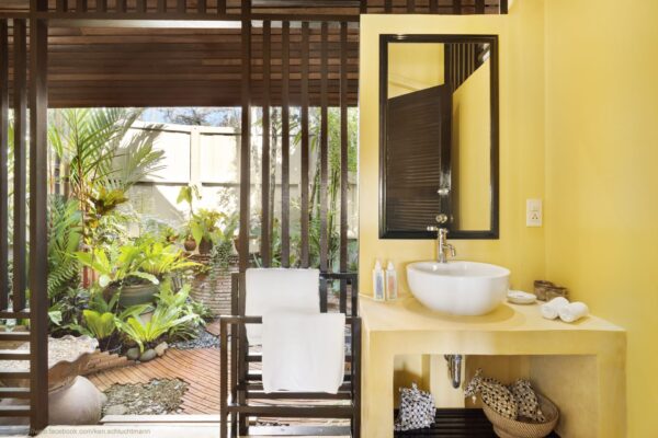 Koh Kood island badeværelse interiør med gule vægge og trædør
