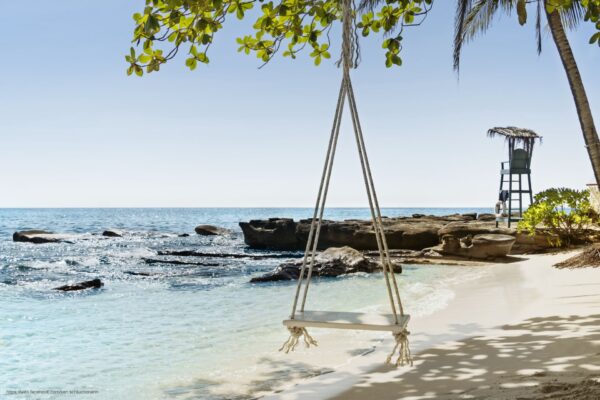 Sejrunkt gyngesæt hængende fra et træ på den maleriske strand i Koh Kood. En atmosfærisk oase indhyllet i SHANTAA's beroligende stemning.
