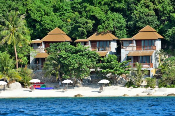 Sai Daeng Resort: Strand resort med parasoller, tropisk sandstrand og bungalows i Thailand. Perfekt destination til afslapning ved stranden.