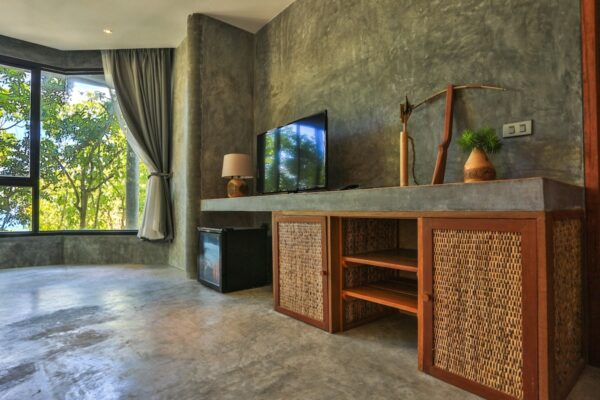 Moderne stue i Sai Daeng resort med fladskærm TV og stor rudevindue