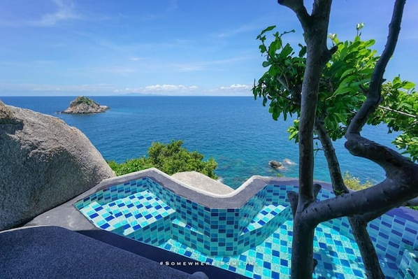 Sai Daeng Resort swimmingpool med havudsigt.