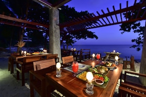 Spisning ved stranden på Sai Daeng Resort, restaurant på stranden ved solnedgang