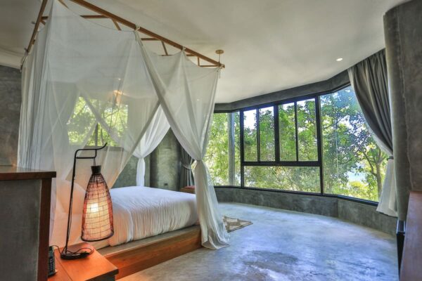 Luksuriøst soveværelse med himmelseng i Sai Daeng Resort