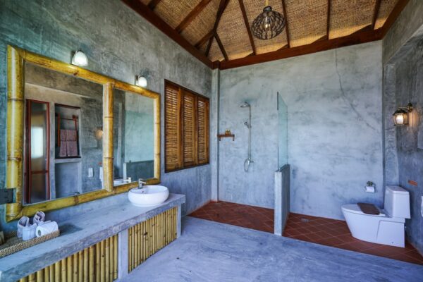 Se billederne af Sai Daeng Resort badeværelser med trægulve og vægge, som skaber en indbydende atmosfære. Perfekt til dem der søger et