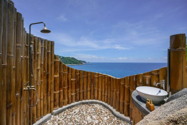 Badeværelse i Sai Daeng Resort med vask og udsigt til havet