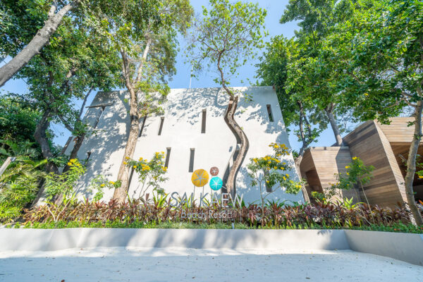 Sai Kaew Beach Resort: White Beachfront Building omgivet af grønne træer