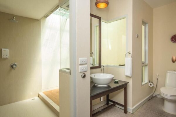 Anmeldelse af Sai Kaew Beach Resort: Resortet tilbyder badeværelser med toilet, håndvask og bruser. Perfekt for dem der søger praktiske og