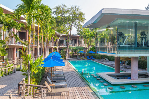 Idyllisk beach resort i Sai Kaew med swimmingpool, liggestole og parasoller til rådighed.