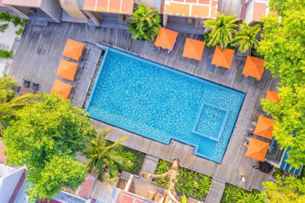 Luft et strandresort med swimmingpool og grønne områder, Sai Kaew Beach Resort