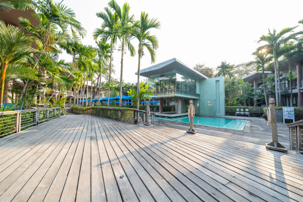 Sai Kaew Beach Resort swimmingpool med trædæk og palmer