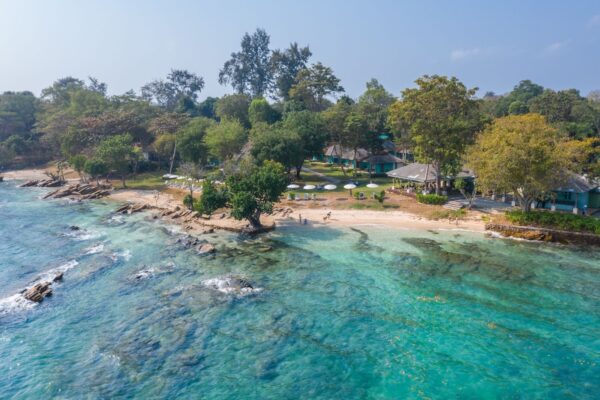 Overblik over Sai Kaew Beach Resort i Thailand, tropisk feriested beliggende ved stranden med swimmingpools, frodige grønne omgivelser og