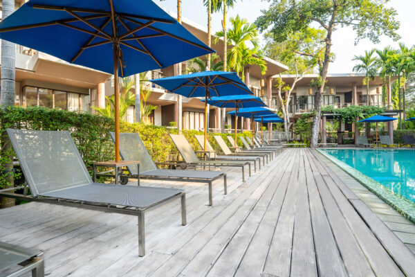 Sai Kaew Beach Resort swimmingpoolfaciliteter, liggestole og parasolfaciliteter