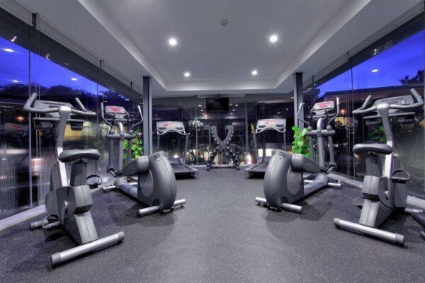 Beach resort fitnesscenter med diverse træningsudstyr