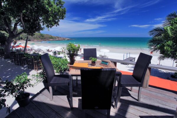 Sai Kaew Beach Resort havudsigt med dækket møbler