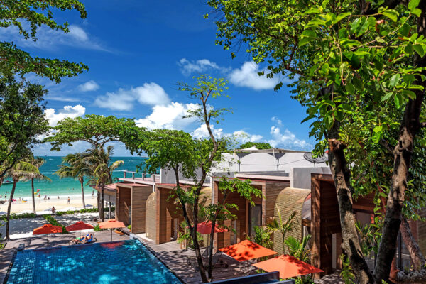 Sai Kaew Beach Resort med swimmingpool omgivet af træer og tæt på strand