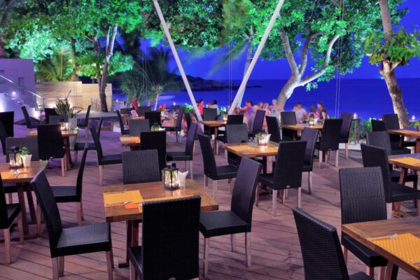 Restaurant med havudsigt på Sai Kaew Beach Resort med dækspladser