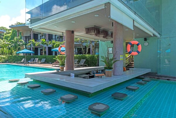 Resort swimmingpool med liggestole og paraplyer på Sai Kaew Beach