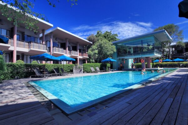 Sai Kaew Beach Resort swimmingpool med liggestole og parasoller