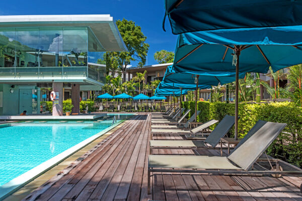 Sai Kaew Beach Resort med swimmingpool og liggestole tæt på stranden