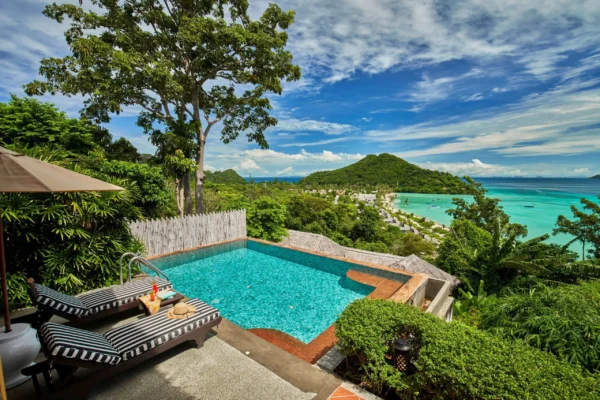  swimmingpool på Saii Phi Phi Island Village Beach Resort med udsigt over hav og bjerge