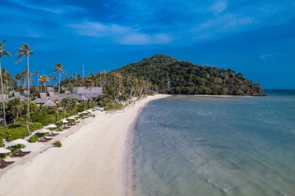 Oversigt over Phi Phi Island Village Beach Resort fra luftens fælles strand og palmetræer