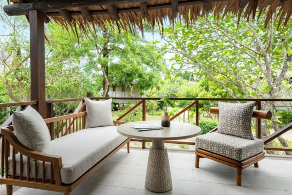 Træ balkonmøbler på Phi Phi Island Village Beach Resort