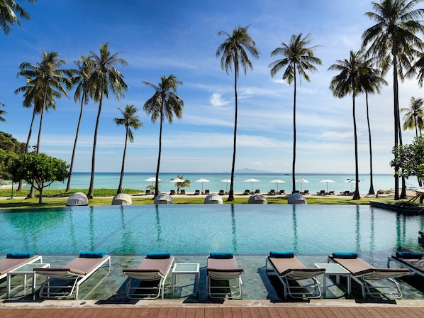 Saii Phi Phi Island Village Beach Resort swimmingpool med liggestole og palmer