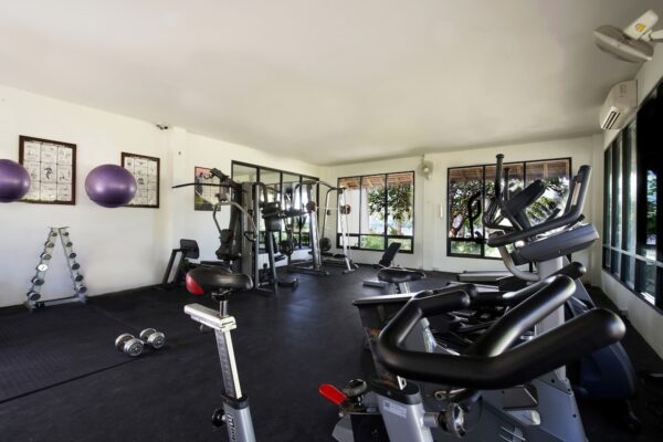 Find et fuldt udstyret fitnesscenter på Saii Phi Phi Island Village Beach Resort med omfattende udvalg af træningsmaskiner