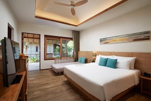 Beach resort værelse på Saii Phi Phi Island Village med en behagelig seng og fjernsyn