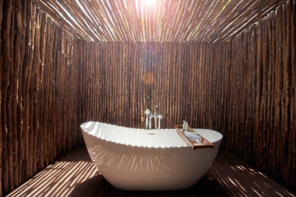 Saii Phi Phi Island Village Beach Resort trævægs badeværelse med badekar