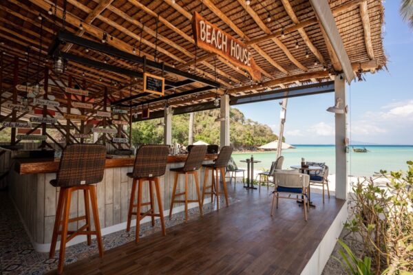 Saii Beach Bar på Phi Phi Island Village Beach Resort med træbarstole og havudsigt