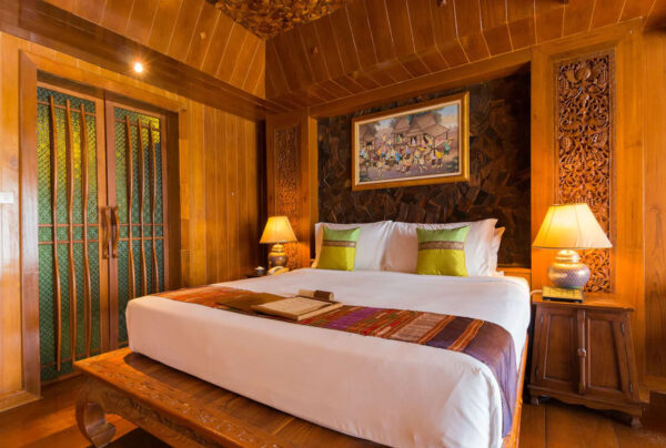 Santhiya Resort & Spa Koh Phangan værelse med træpaneler og seng