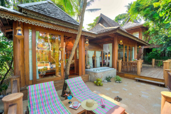 Træhus med pool på Santhiya Koh Phangan Resort, med loungestole