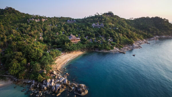 En luft Santhiya Resort beliggende på den klippefyldte ø Koh Phangan.