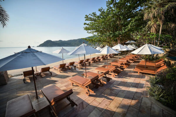 Santhiya Koh Phangan Resort Beach, liggestole og parasoller ved havet, ideel til afslapning