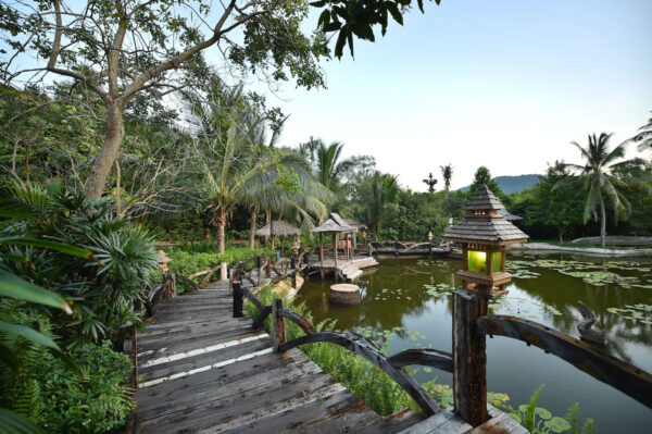 Træ gangbro ledende til en dam på Santhiya Resort & Spa på Koh Phangan