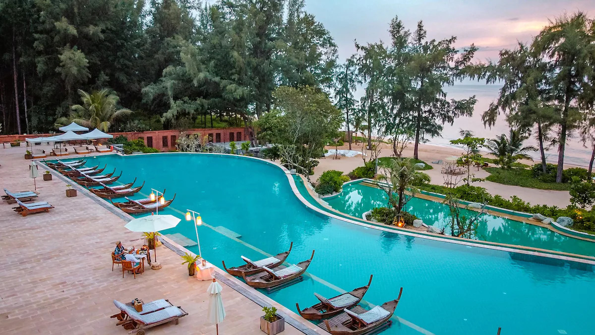 Tropisk resort med swimmingpool og lounge stole, Phuket Natai Resort, Thailand - Strandbaggrundsbillede